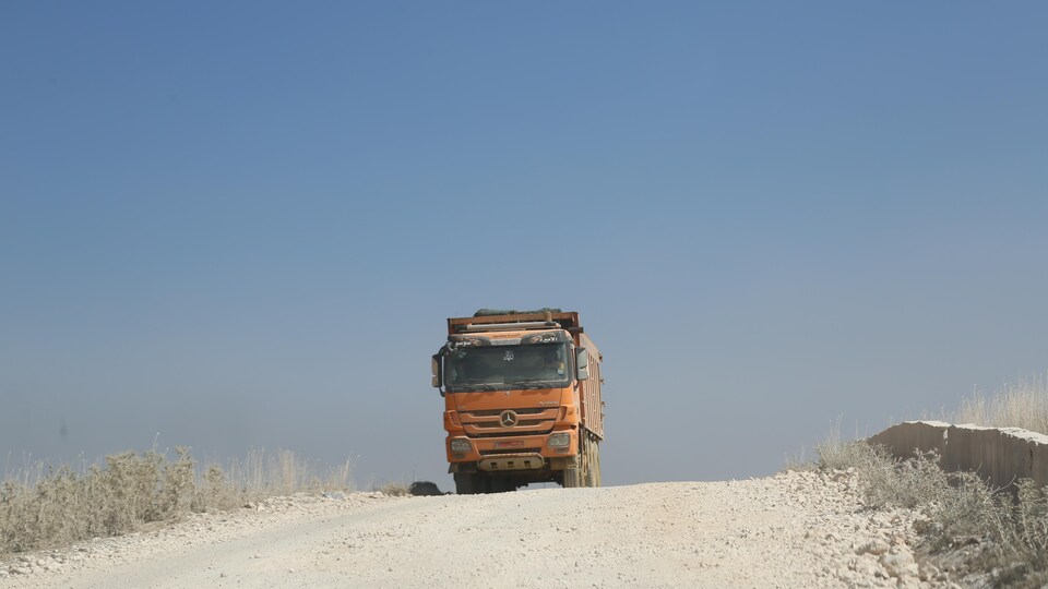 Un camion sur une route de gravier.