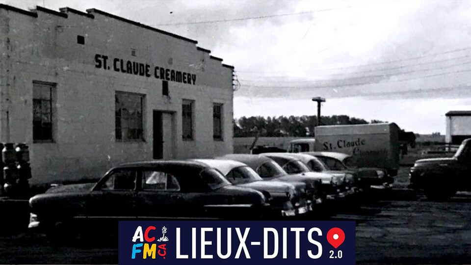 Des voitures anciennes stationnées devant la crémerie de Saint-Claude.