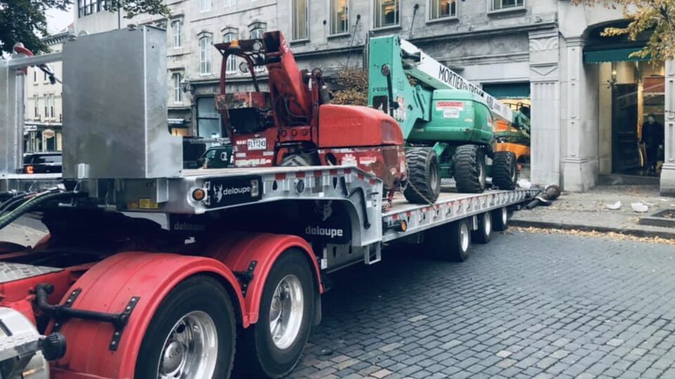 Le camion a percuté la vitrine du magasin Simons.