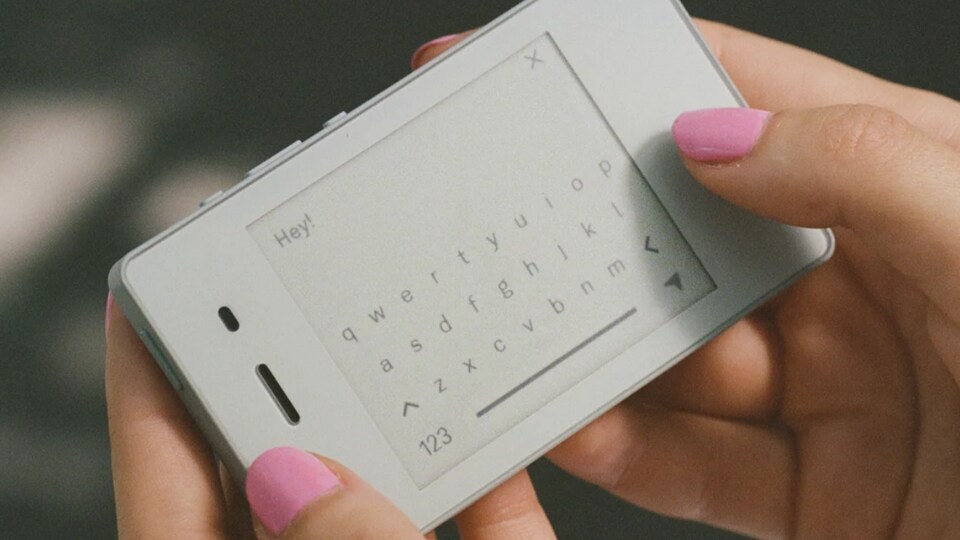 Un petit téléphone intelligent, mis en mode clavier. 