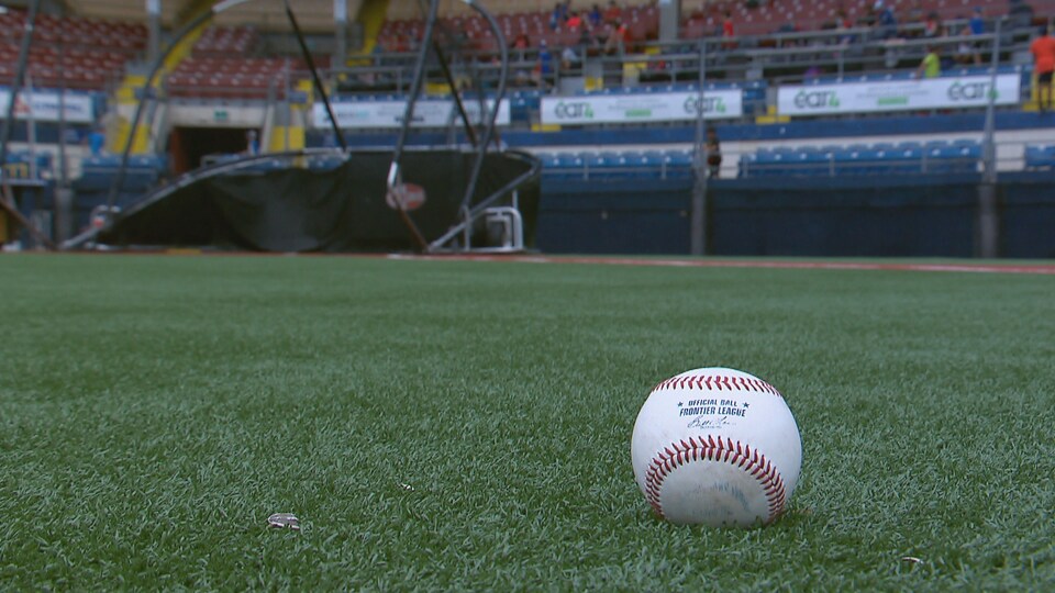 Une balle sur un terrain de baseball