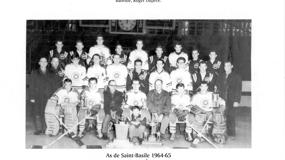 Les As de Saint-Basile en 1964-1965. C'est la seule équipe originale de la Ligue républicaine de hockey toujours existante.