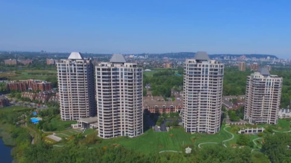 Une vue aérienne de plusieurs édifices.
