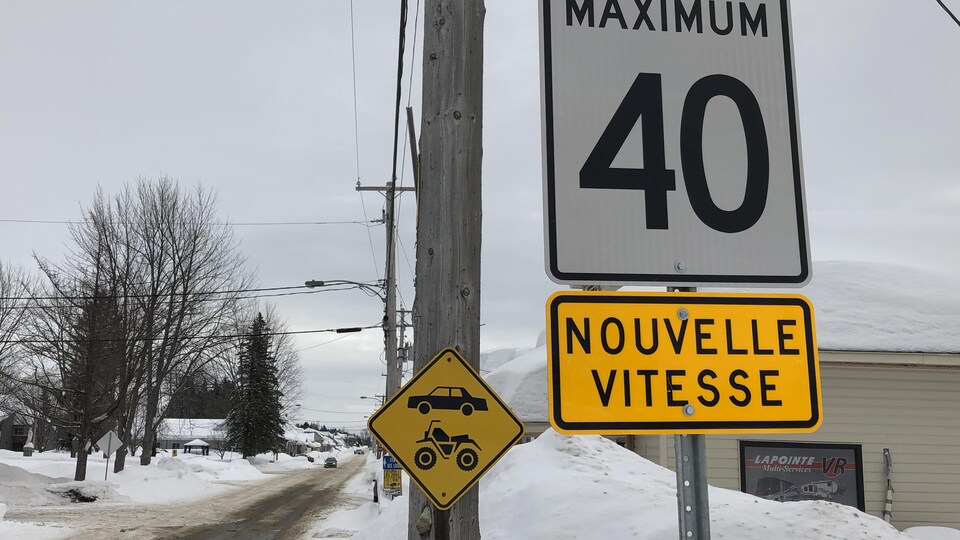 Une pancarte routière jaune signale une nouvelle limite de vitesse