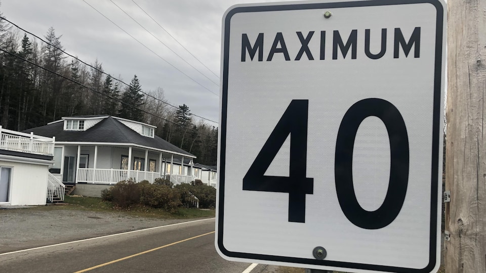 Un panneau indique une limite de vitesse de 40 km/h.