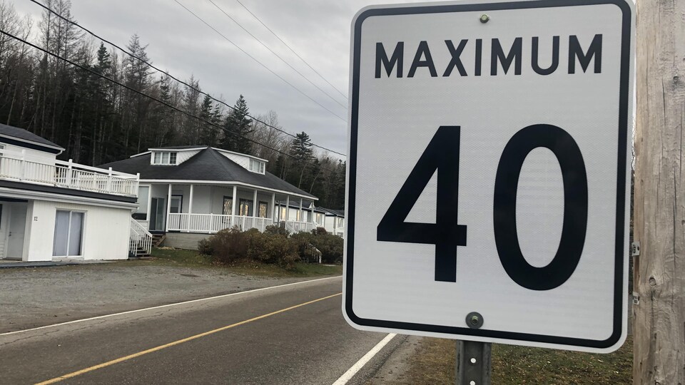 Un panneau indique une limite de vitesse de 40 km/h.