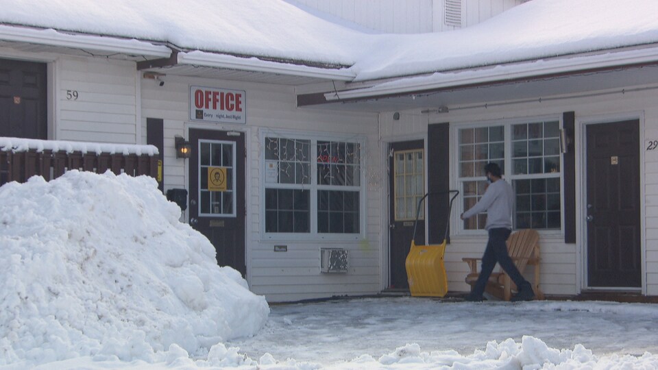 L'entrée du motel Lincoln Inn à Fredericton, au Nouveau-Brunswick. Une personne s'y dirige. 