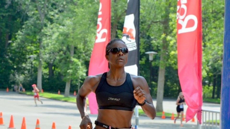Linda Féquière court lors d'un triathlon. Elle porte le numéro 315.