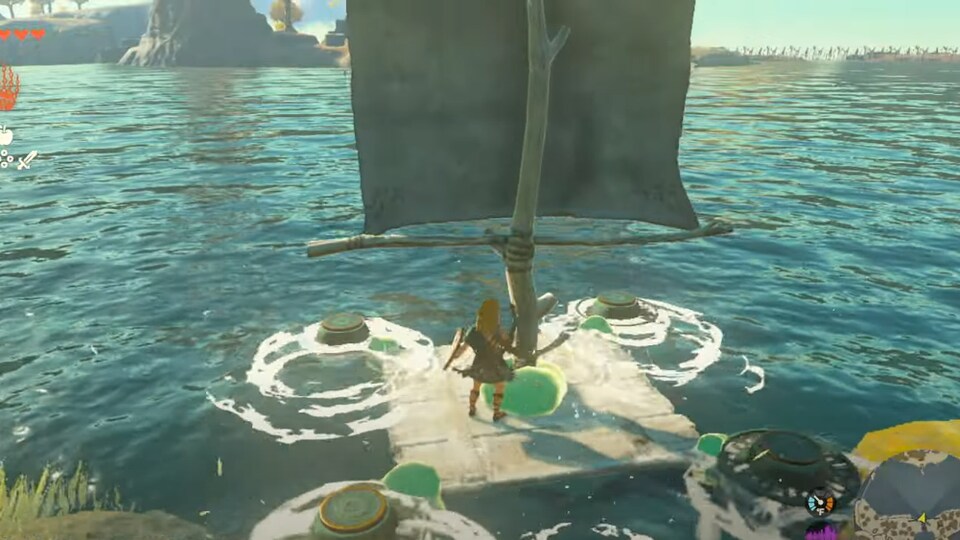 Un personnage en tenue d'aventure verte navigue sur l'eau à bord d'un radeau de fortune. 