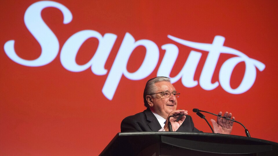Lino Saputo prend la parole sur un podium.