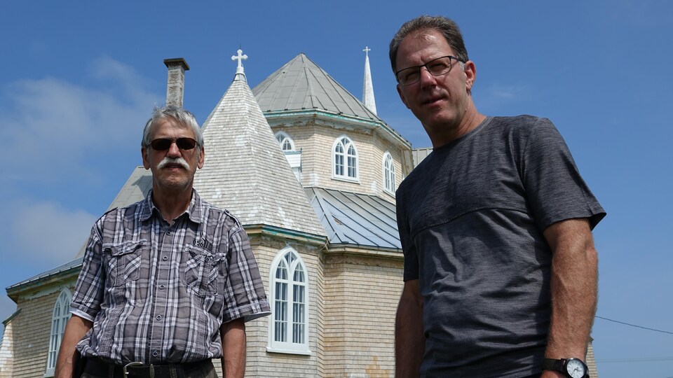 Les marguilliers Lionel Bourgeois et Benoit Lapierre photographiés devant l'église.