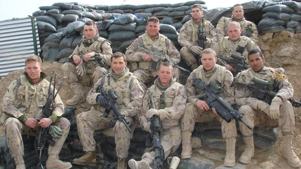 Photo de groupe de soldats en uniforme en Afghanistan, tenant lerus armes.