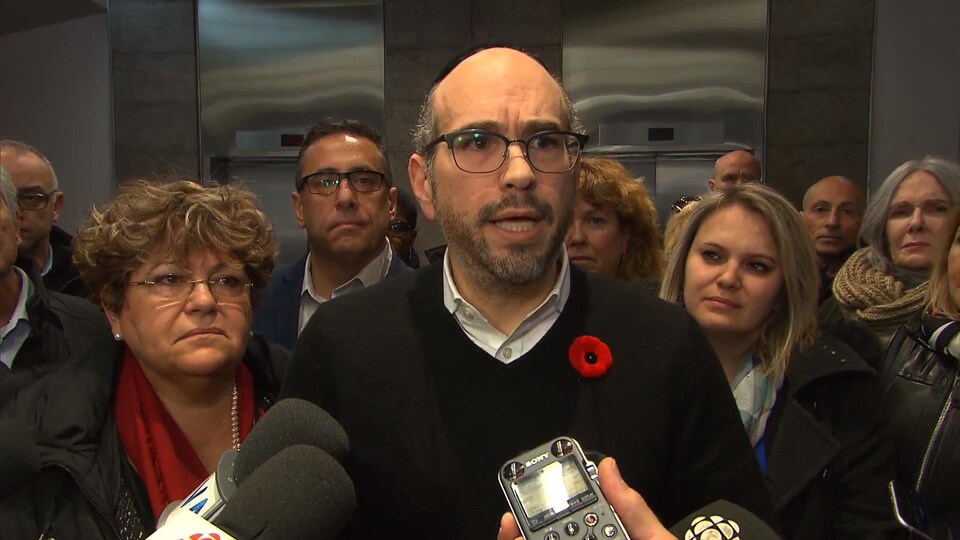 Lionel Perez, entouré d'autres élus de son parti, dont Mary Deros, Jim Beis et Christine Black.