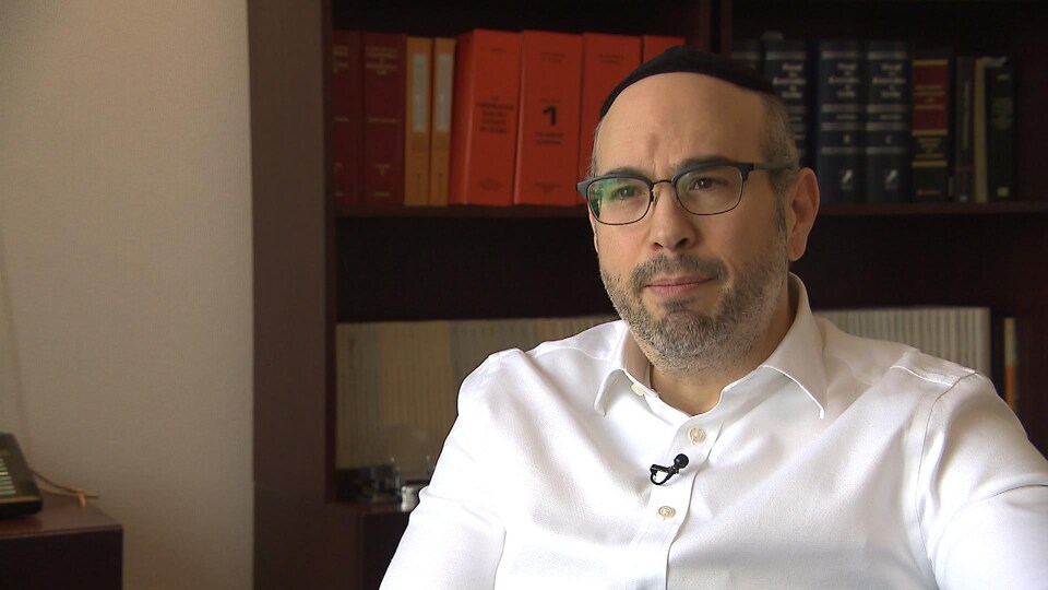 Lionel Perez dans son bureau
