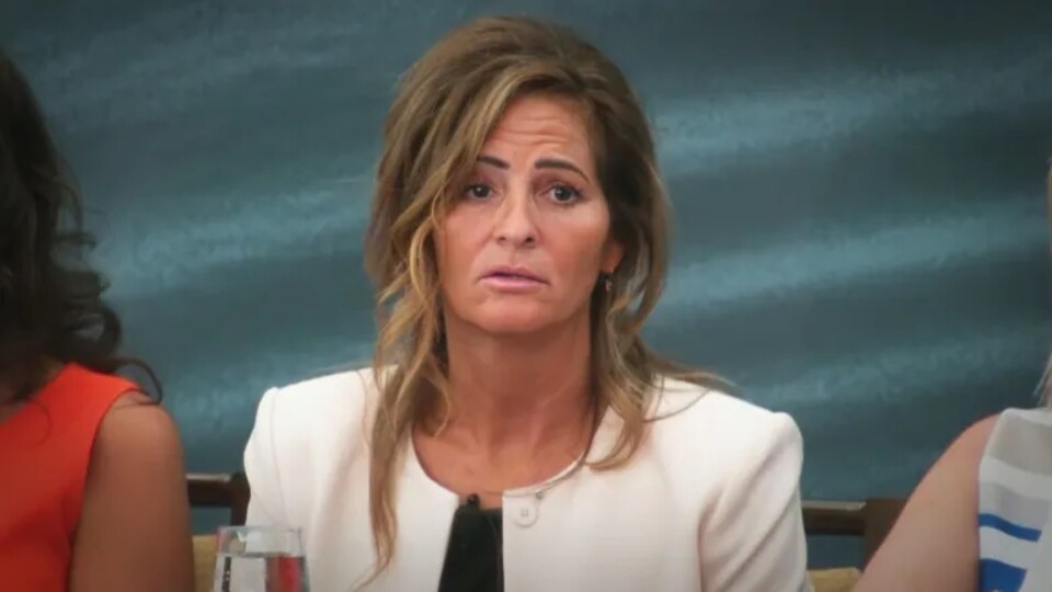 Lisa Banfield assise lors de son témoignage.
