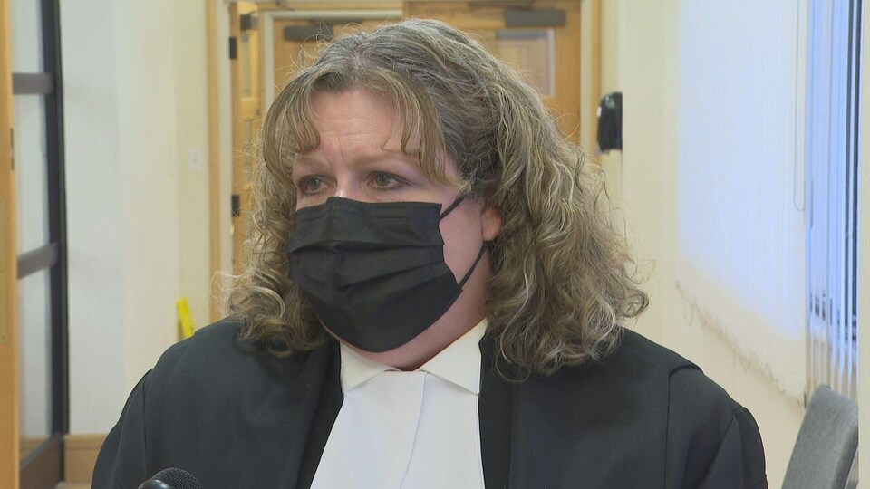 La procureure de la Couronne, Lisa Goulden, portant un masque.