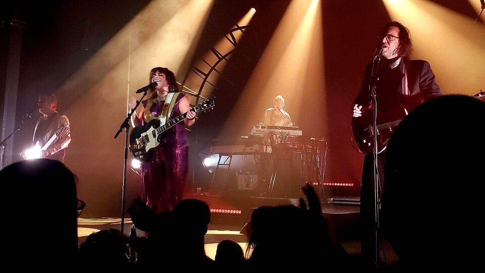 Lisa LeBlanc sur scène entourée de trois musiciens.