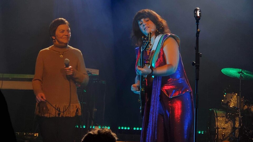 Diane LeBlanc a un micro en main et Lisa LeBlanc joue de la guitare.