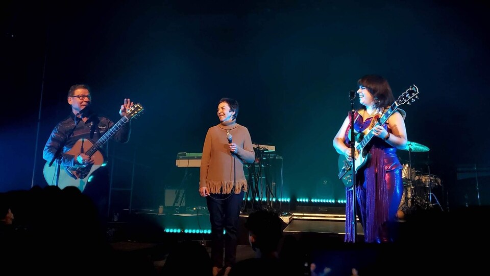 Normand Arseneault, guitare à la main, Diane et Lisa LeBlanc sur la scène de la salle Lisa LeBlanc, à Rogersville. 