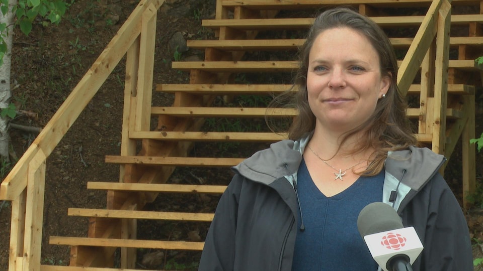 Lisa-Marie Gagnon en entrevue à Radio-Canada, sur le site de la Rivière Émeraude