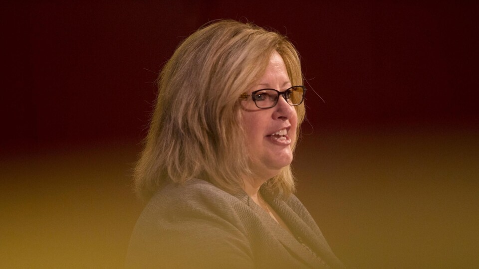 La ministre ontarienne de l'Éducation, Lisa Thompson, fait une déclaration au Centre des sciences de l'Ontario à Toronto, le 15 mars.
