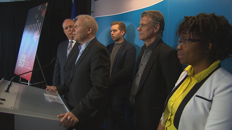 De gauche à droite : le député de Verchères, Stéphane Bergeron, le rappeur Rodolphe Demers, le chef du Parti québécois, Jean-François Lisée, l'historien Gilles Laporte et la militante Marie Imalta Pierre-Lys.