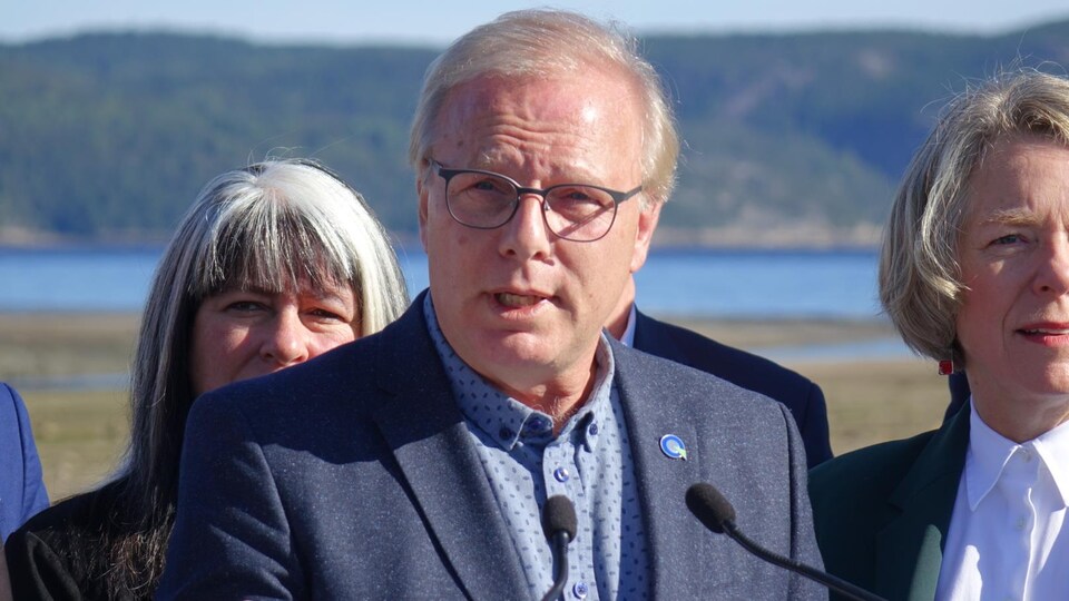 Jean-François Lisée entouré de candidats du Parti québécois