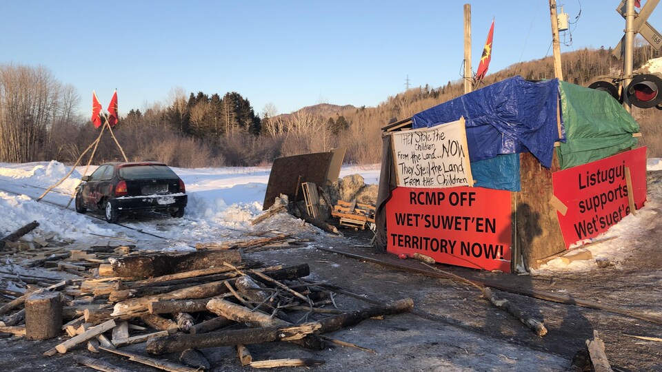 Une voiture a été stationnée sur le rail.