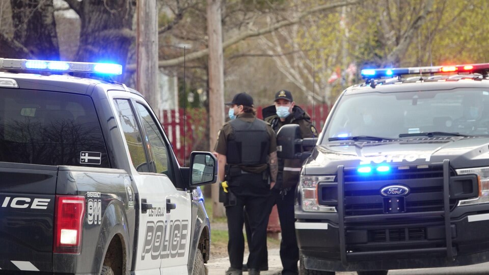 Une voiture de police de Listuguj et une voiture de la Sûreté du Québec. Deux agents discutent.