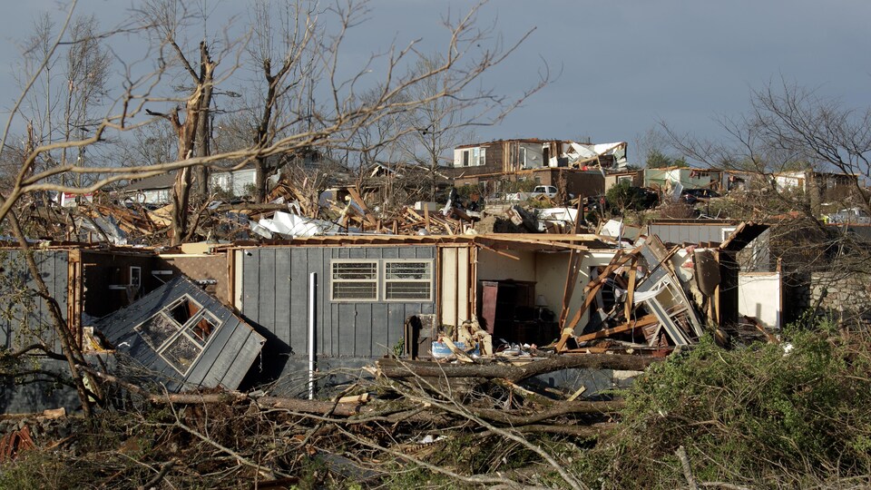 Des habitations de fortune détruites après une tempête à Little Rock, en Arkansas.