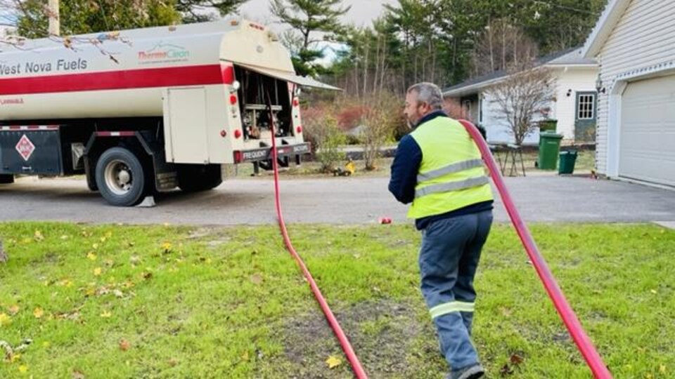 Livraison de mazout à une maison de Kingston, en Nouvelle-Écosse.
