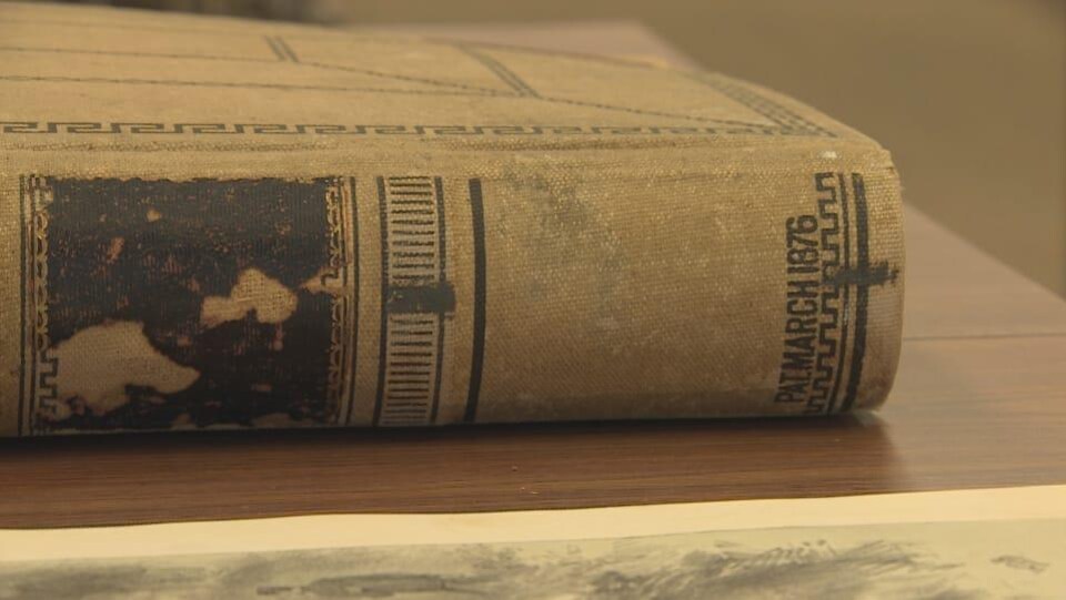 Un livre ancien sur une table en bois.