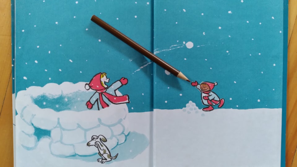 Image d'un livre présentant deux enfants qui jouent dans la neige. L'un des personnages est colorié par Rachel Décoste, afin qu'il représente un enfant noir jouant avec la neige.