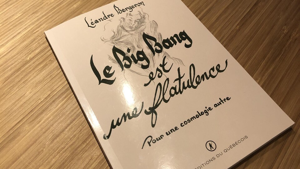 Gros plan sur le livre intitulé Le Big Bang est une flatulence.