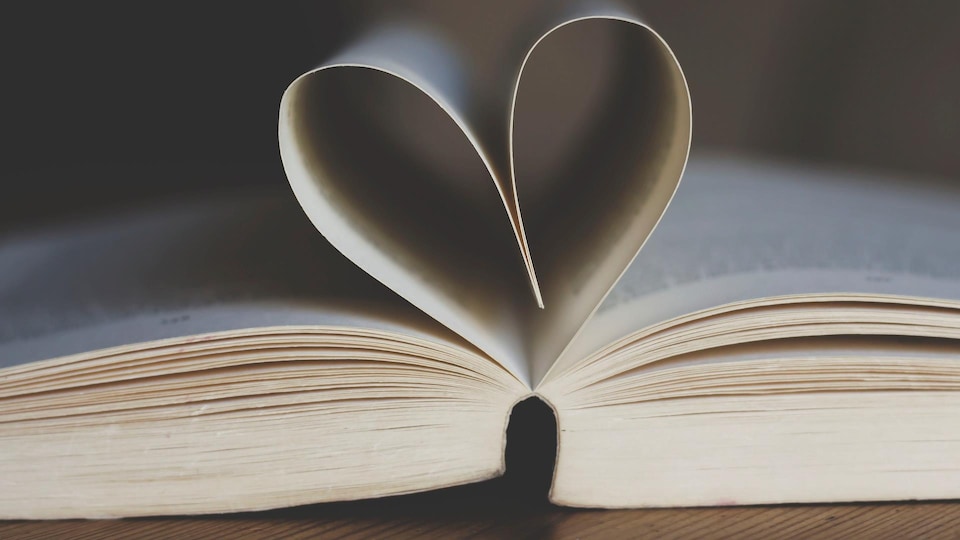 Les pages ouvertes d'un livre forment un coeur.