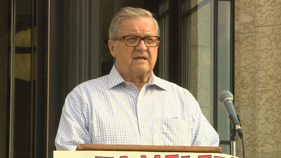 Lloyd Axworthy parle devant un micro.