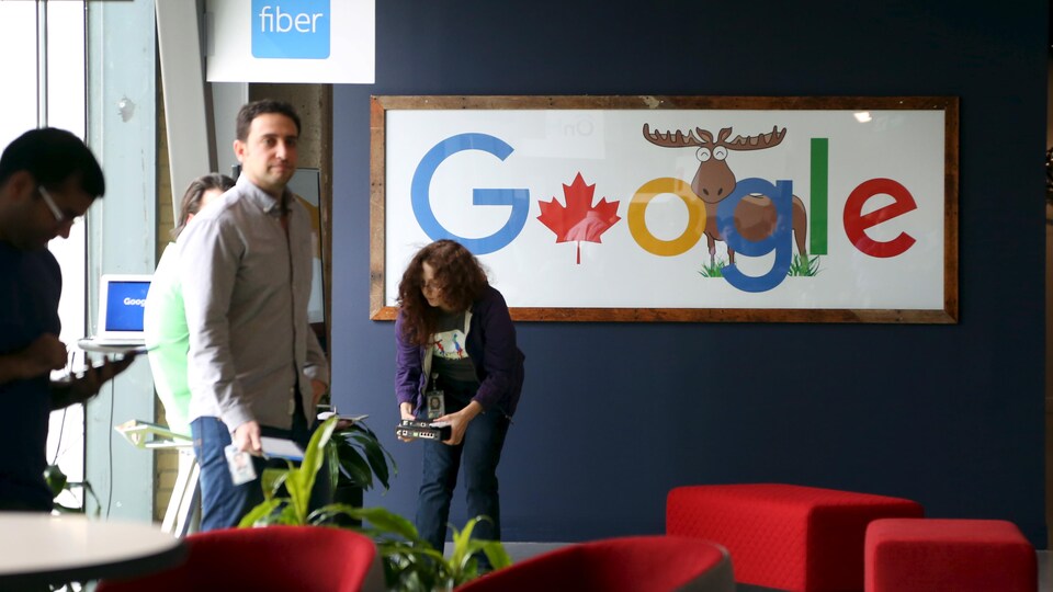 Des employés dans un bureau de travail de Google à Kitchener-Waterloo, en Ontario