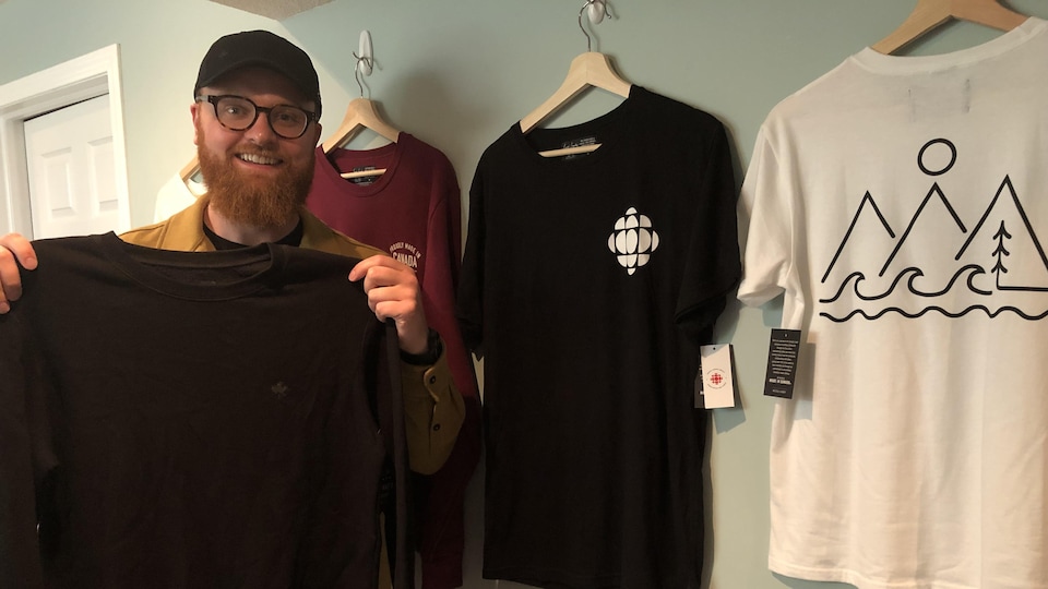 Connor Curran montre des vêtements qu'il vend.