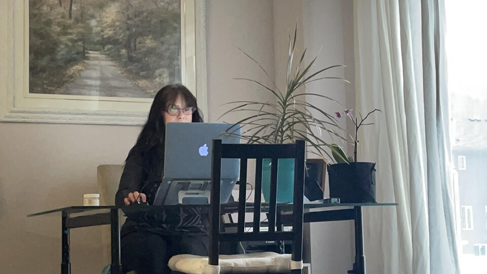 Janice Miller travaille devant son ordinateur.
