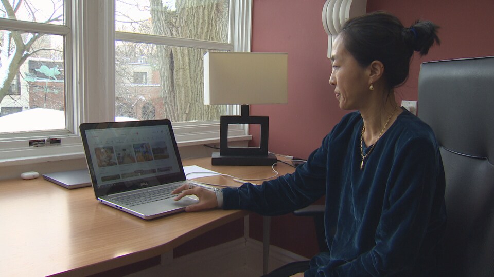 Ning Tianning consulte le site Internet d'Airbnb. 