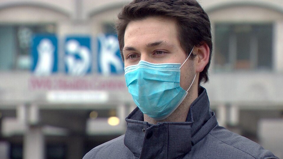 Logan Quinn portant un masque.
