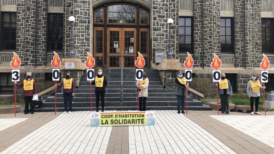 Des militants devant l'hôtel de ville de Saguenay.