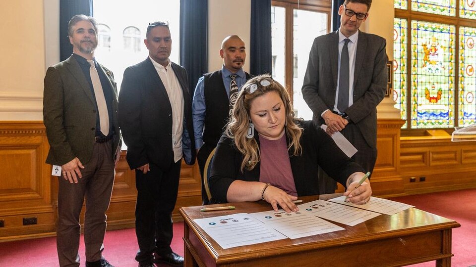 Des leaders autochtones et le gouvernement de la Colombie-Britannique signent une entente (2 juin 2022, à Victoria). 