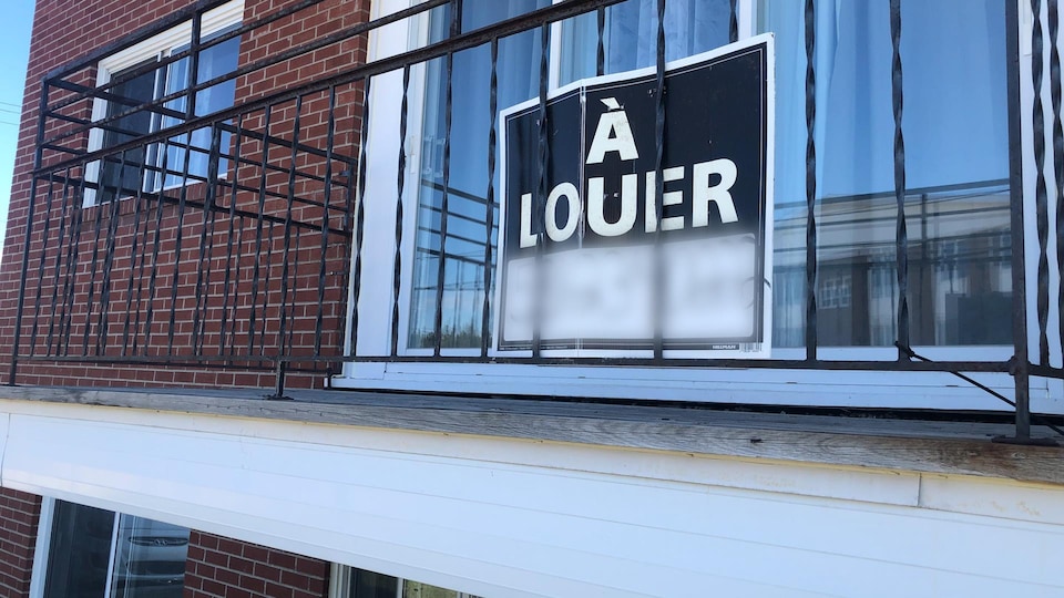 Une pancarte «à louer» sur un balcon d'appartement. 