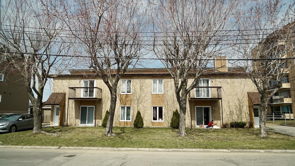 Un immeuble à logements face à une rue à Rimouski.