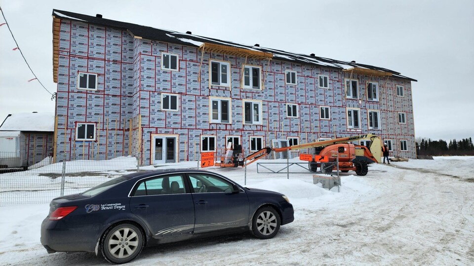 Un immeuble d'habitation en cours de construction en hiver. 