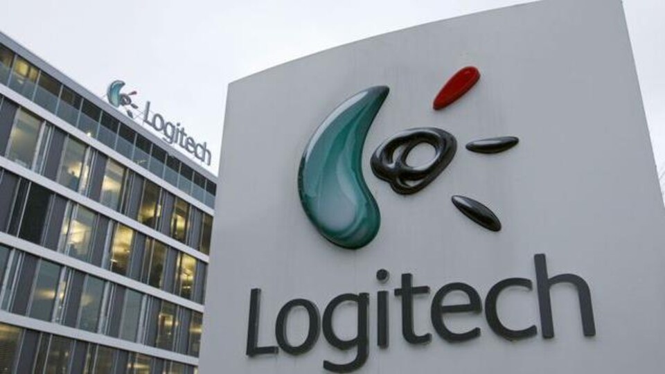 Le logo de Logitech sur un bâtiment vitré au loin. 