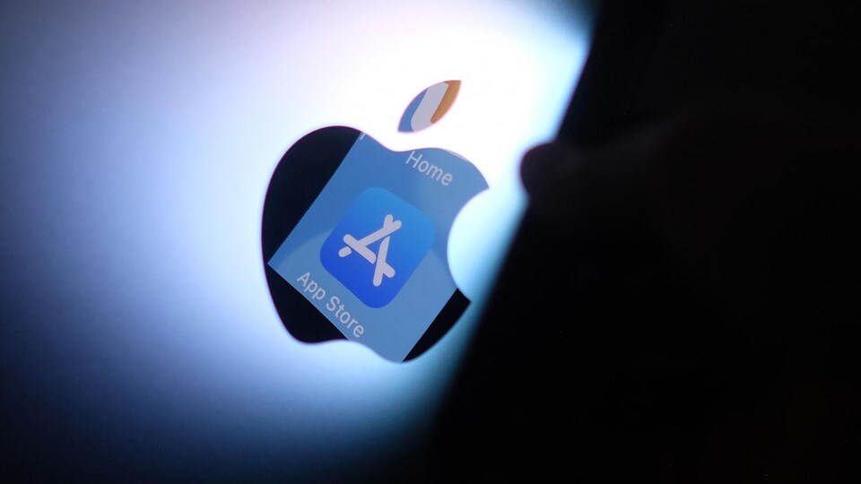 Le logo de l'app store se reflète dans la pomme, symbole d'Apple.