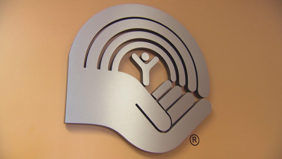 Le logo de l'organisme Centraide, installé sur un mur