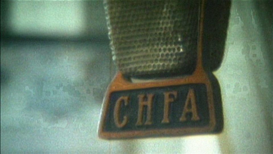 Logo de CHFA sur un micro.